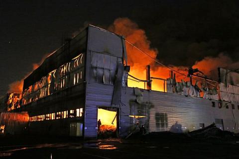 В Ростовской области горел склад стройматериалов