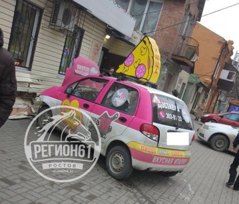 На Халтуринском автомобиль по доставке пиццы после ДТП протаранил парикмахерскую