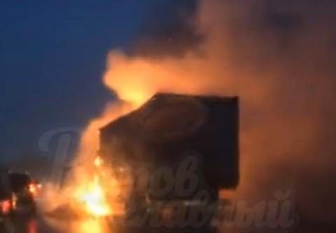 В Ростовской области после аварии загорелась фура 