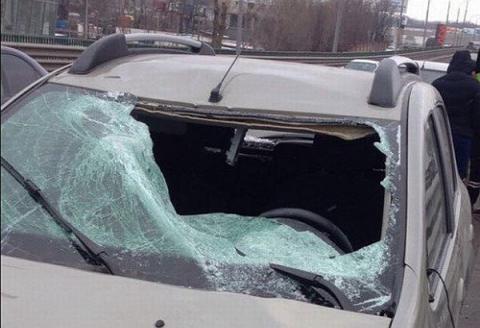 В Ростовской области упавшая с фуры льдина чуть не убила водителя легковушки