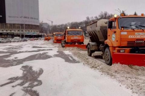Улицы Ростова после снегопада убирают 2 тысячи человек 