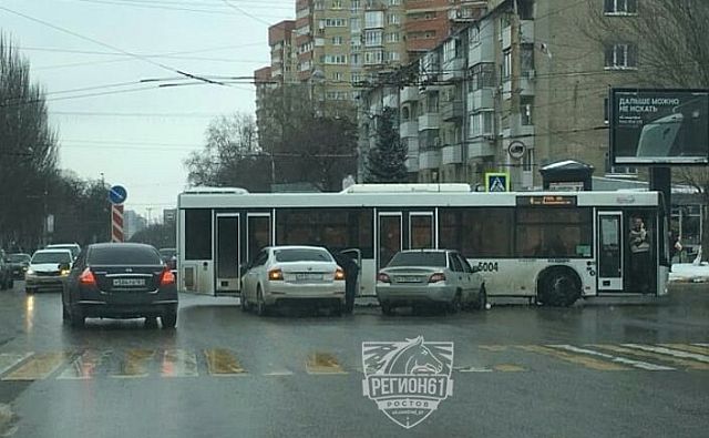 В Ростове на проспекте Стачки столкнулись автобус № 4 и Daewoo Nexia