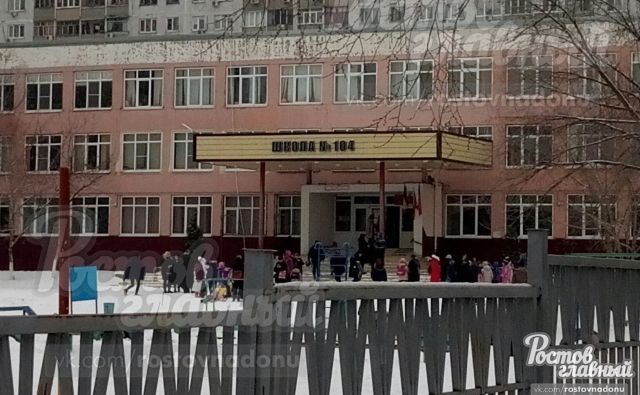 В Ростове на Северном загорелась школа