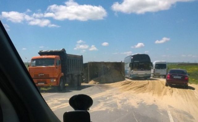 Новости области | Белая Калитва: Информационно - развлекательный портал - Страница #235 photo В Ростовской области перевернувшийся «Камаз» остановил движение по М4 «Дон»