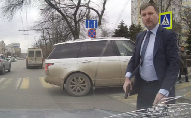 Гордума Ростова рассмотрит инцидент с депутатом, угрожавшим водителю пистолетом 