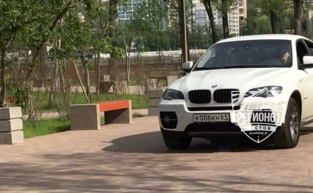 В Ростове девушка за рулём BMW прокатилась по пешеходной зоне парка «Левобережный»