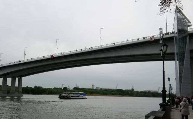 В Ростове парень, забравшийся на Ворошиловский мост, угрожает спрыгнуть в Дон