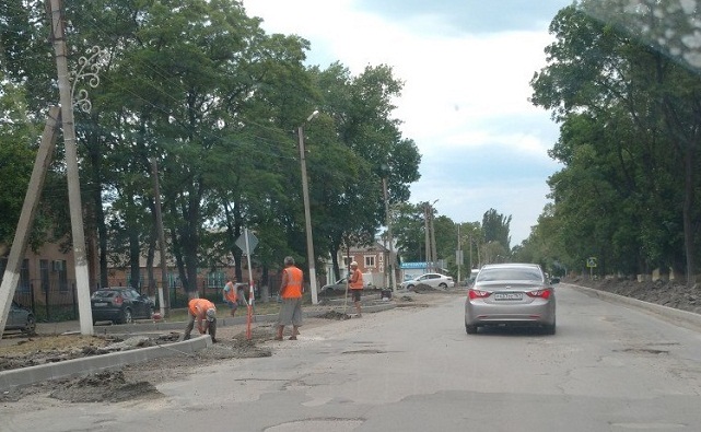 В Красном Сулине начал рассыпаться новый асфальт за 24,5 миллиона рублей