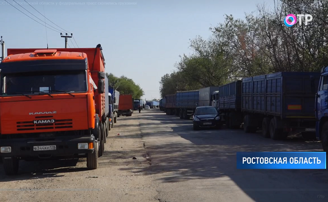 СМИ: из-за жары обочины федеральных трасс в Ростовской области заполонили фуры