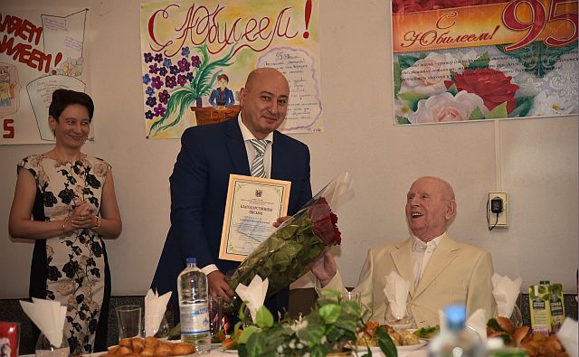 В Финансово-экономическом колледже РГЭУ (РИНХ) отметили 95-летний юбилей его почётного директора