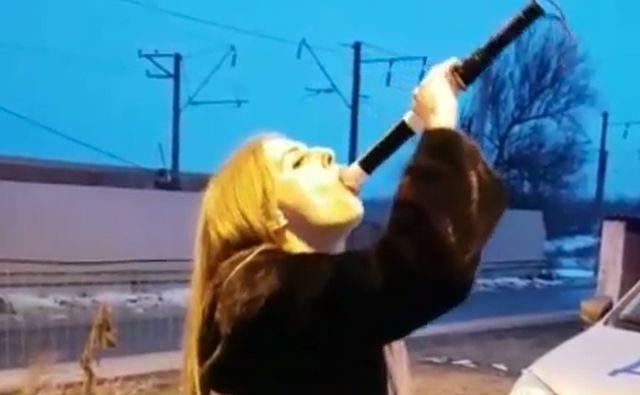 Сотрудникам ГИБДД грозит увольнение из-за видео, на котором девушка глотает их жезл