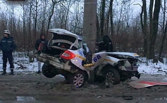 В Шахтах машину такси разорвало на две части после удара о столб