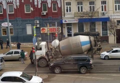 В Ростове бетономешалка сбила двух человек, погиб молодой мужчина