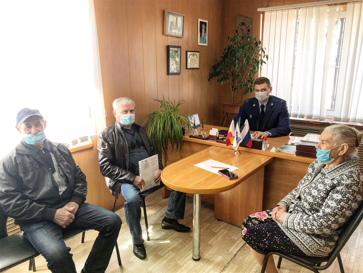 Жителей Грушево-Дубовского поселения принял прокурор