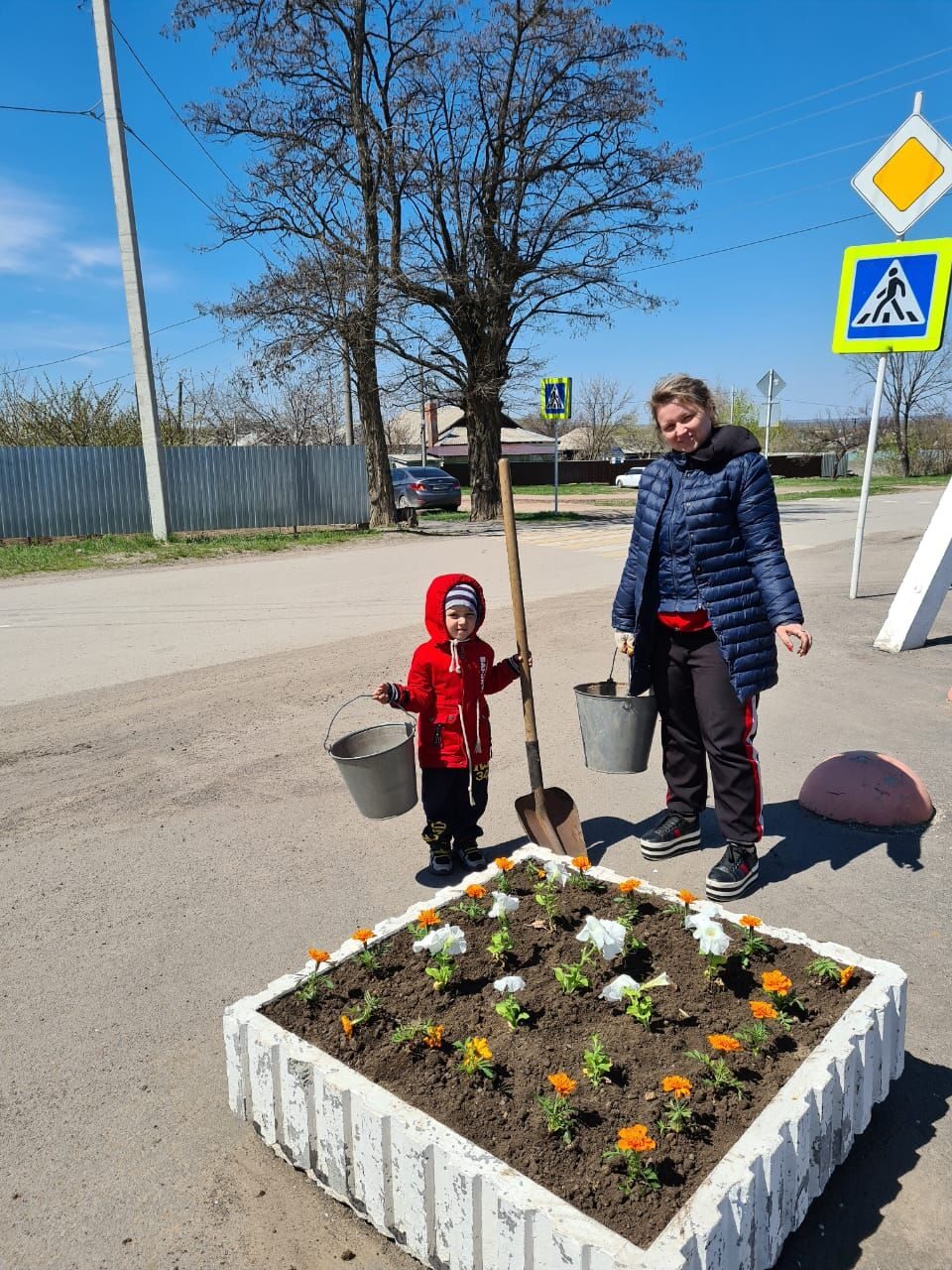 Цветы на площади в Коксовом