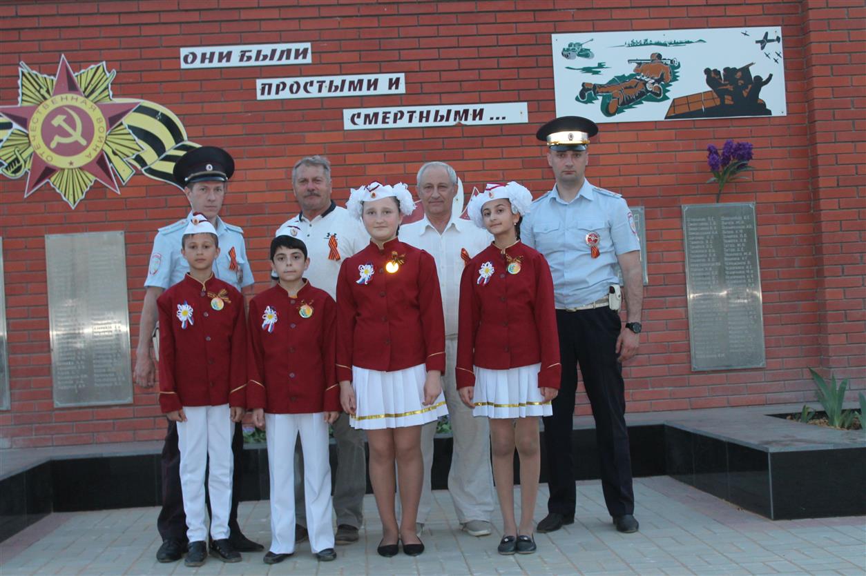 ЮИД-овцы из Краснодонецкой возложили цветы павшим воинам