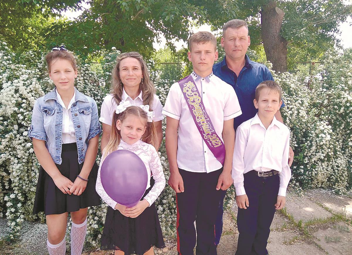 Многодетная семья предпочла маленький отдаленный хутор районному центру и не жалеет