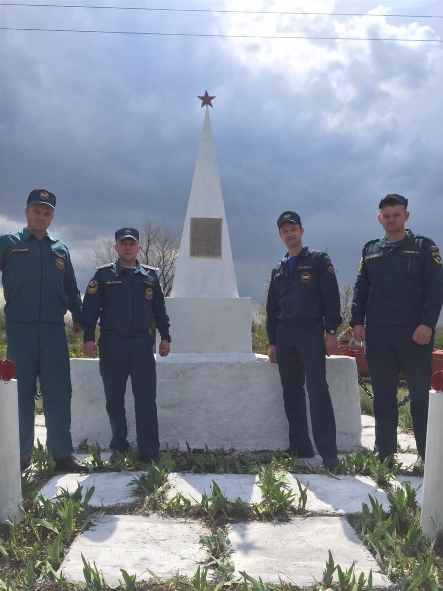 Пожарные 24-й ПСЧ отремонтировали памятник в Дороговском