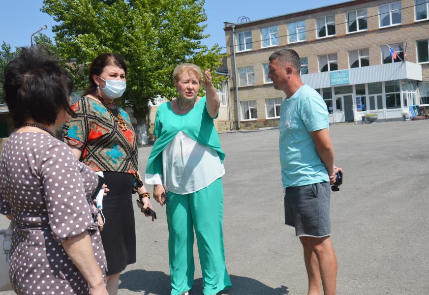 Глава администрации района проинспектировала ход капитального ремонта спортивных площадок на территории образовательных организаций