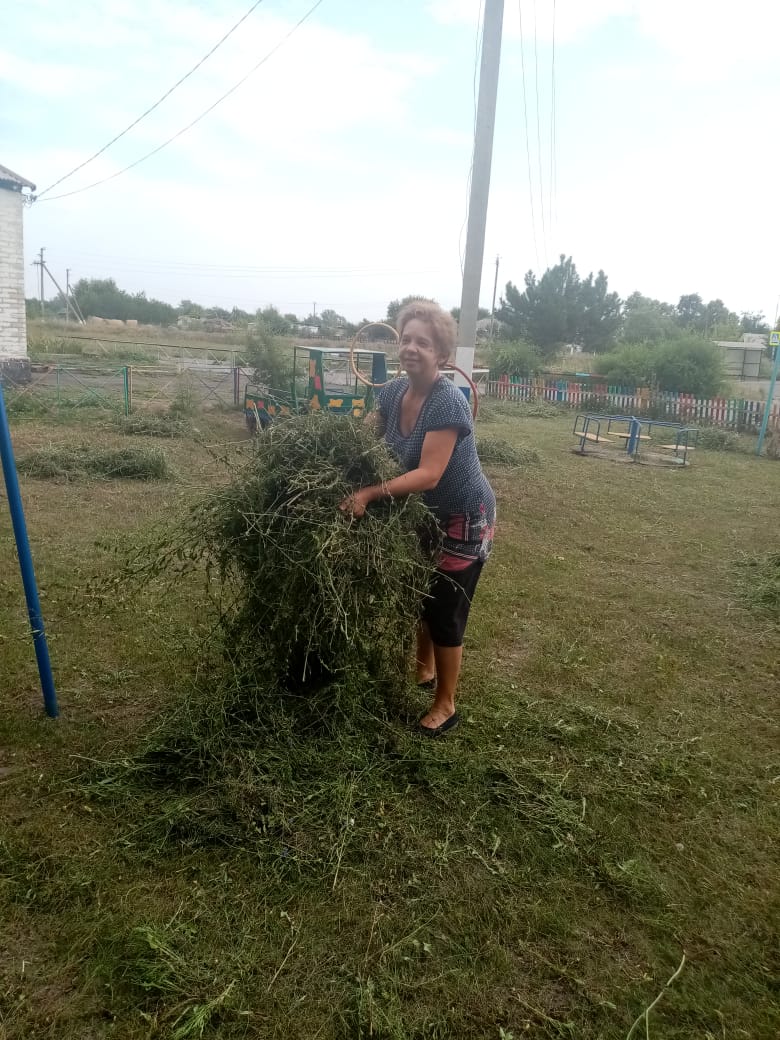 Соцработники навели порядок на детской площадке в Гусынке