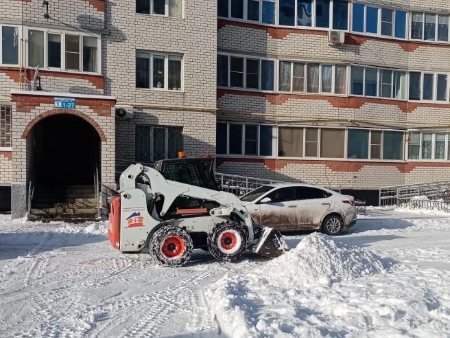 Снег в Белой Калитве продолжают расчищать