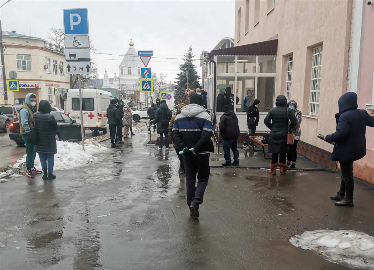 И снова с температурой в очередь?