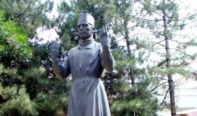 Памятник &laquo;Хирург&raquo;