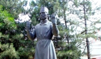 Памятник &laquo;Хирург&raquo;