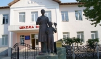 Памятник &laquo;Первой учительнице&raquo;